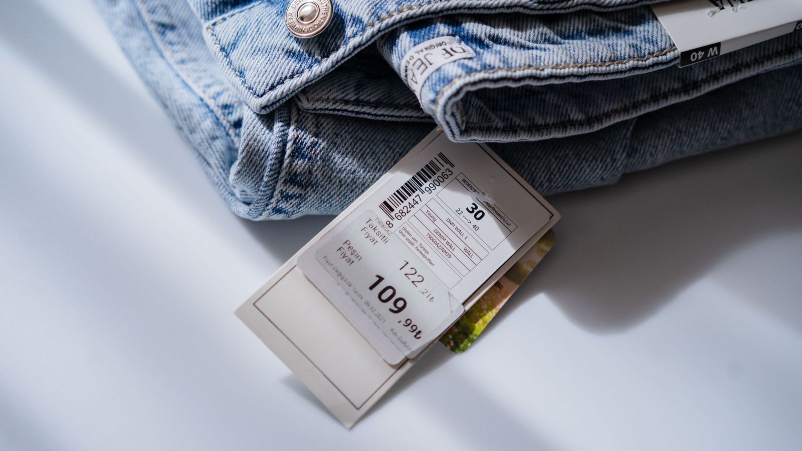 Un jean vu de dessus, avec son étiquette de prix et de taille