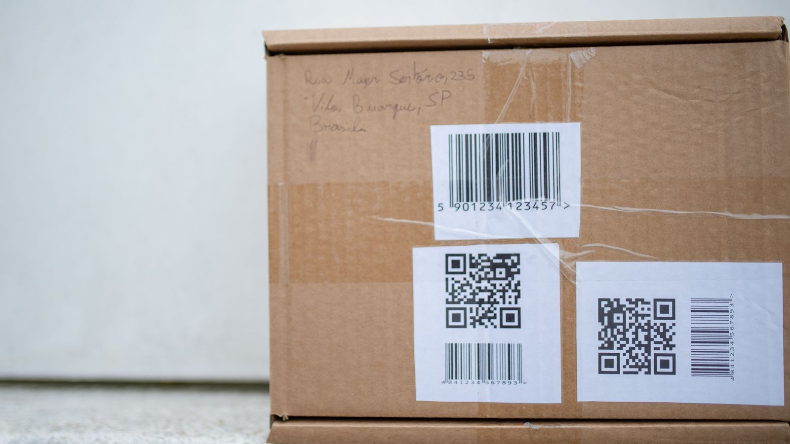 Un colis en carton portant son étiquette d'expédition à code-barres