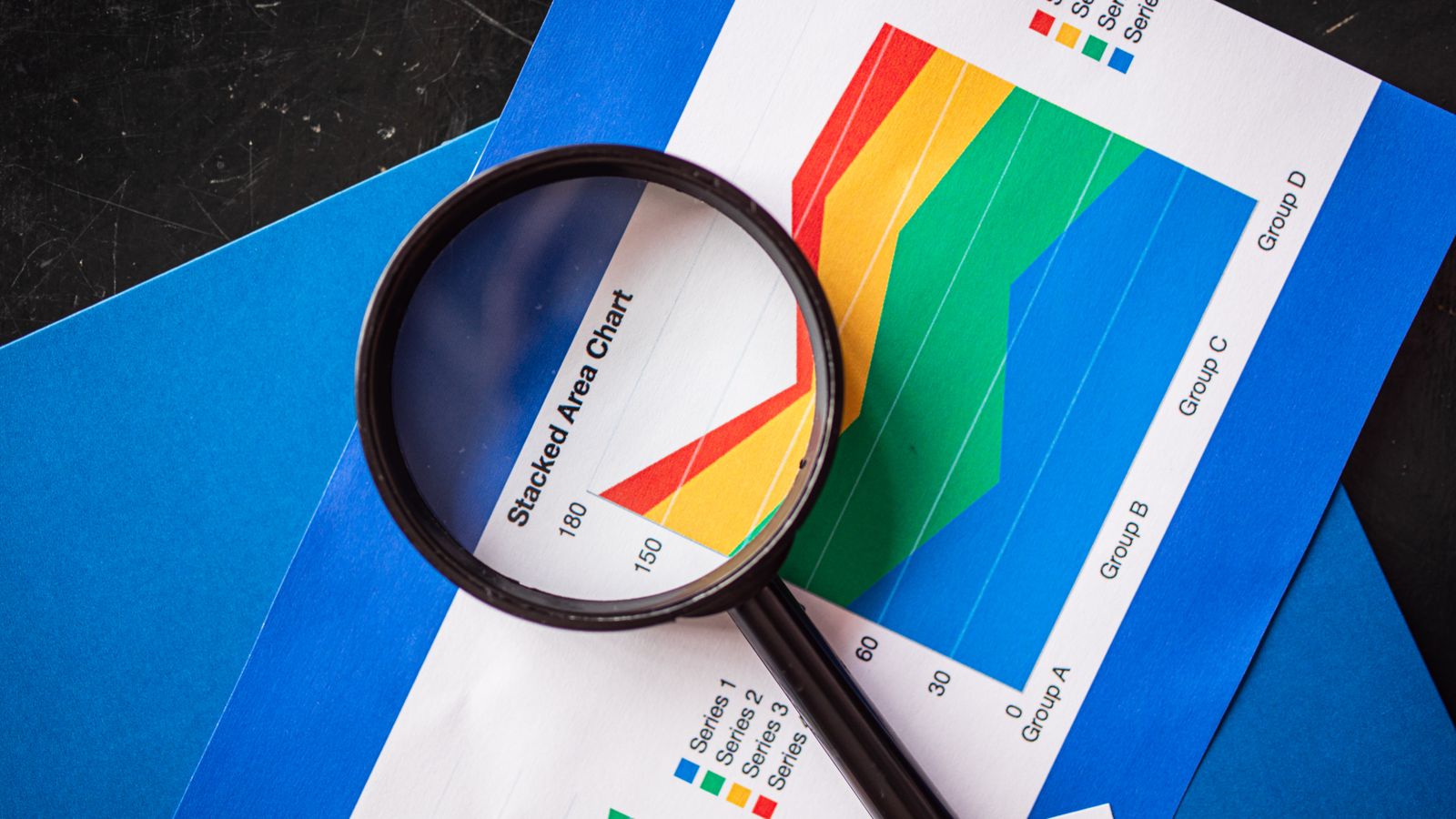 Loupe mettant en évidence des graphiques de zone empilés pour l'analyse commerciale.